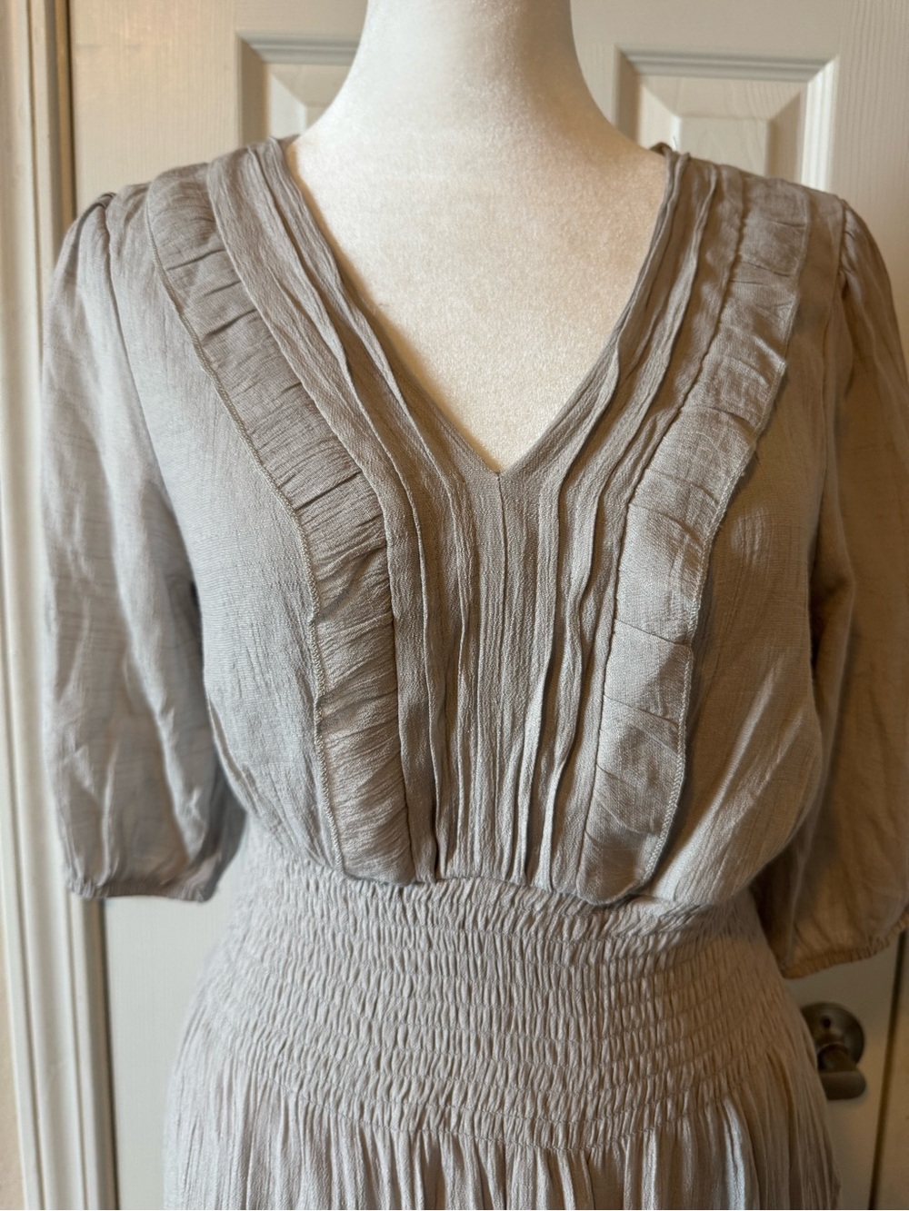 J.Gee Boho Tiered Maxi Dress Size S Light Gray Smocked Waist Puff Sleeve - Picture 3 of 9